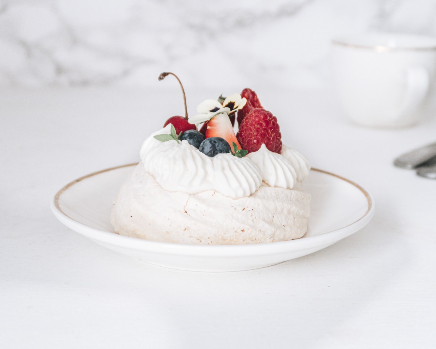 mini vegan pavlova