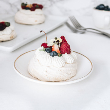 vegan summer berry mini pavlova