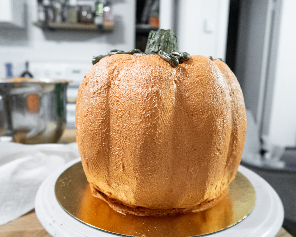 Side view of the finished pumpkin-shaped vegan cake.